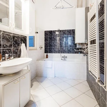 Makin' Memories-best Location In Heart Of Centre Apartment *