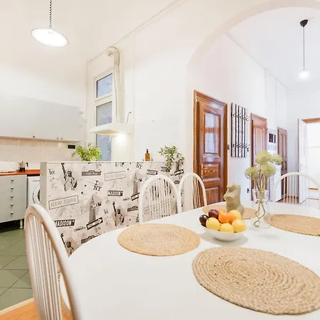 Makin' Memories-best Location In Heart Of Centre Apartment Budapest